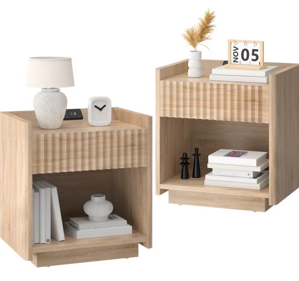 Set of 2 flueted nightstands